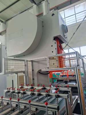 주문 LK-T63 식품 호일 용기 펀칭기 9,000–12,000개/시간 생산량 online manufacture